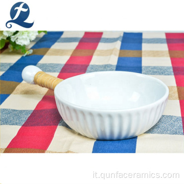 Bakeware in ceramica rotonda bianca con design per impugnature